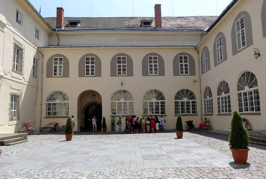 внутрішній двір Ужгородського замку
